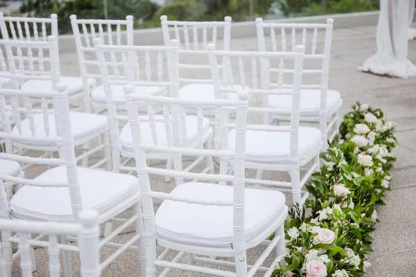 Hochzeits Chiavari Stühle Für Den Gast Vorbereitung Des Hochzeitsortes — Stockfoto