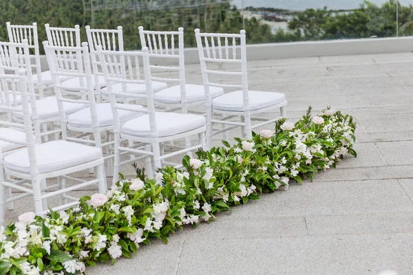 White Wood Chiavari Banqueting Chair Wedding Elegant Style Aisle Flower — Stock Photo, Image