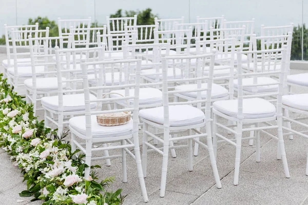 White Wood Chiavari Banqueting Chair Wedding Elegant Style Aisle Flower — Stock Photo, Image