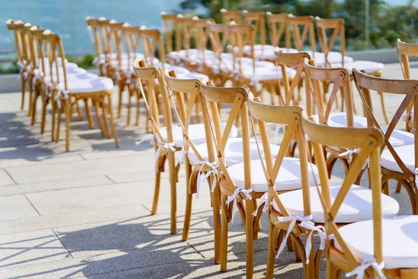 Cadeira Gramado Dobrável Com Assento Branco Durante Preparação Beach Wedding — Fotografia de Stock
