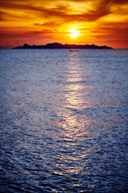 Turuncu ve kırmızı günbatımı gökyüzü okyanus ve ada, turuncu ve kırmızı günbatımı gökyüzü plajda, renkli bir günbatımı ile bulutlar