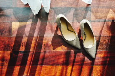 Güneş ışığı perde, ahşap zemin üzerinde gölge ile parlak ayakkabı ile