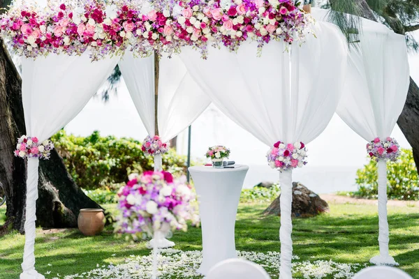 婚礼拱门 七彩花朵 花卉装饰 海背景 — 图库照片