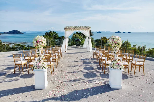 婚礼拱门 花卉装饰 海洋背景 — 图库照片