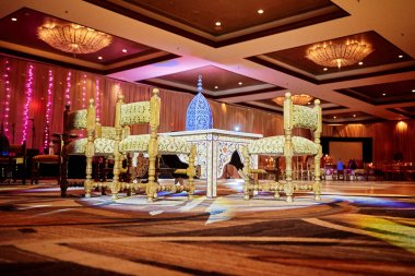 Miami / ABD - 27 Mayıs 2015: Hint düğün Mehndi (kına) gece, sandalye, Masa el boya için