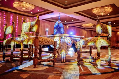 Miami / ABD - 27 Mayıs 2015: Hint düğün Mehndi (kına) gece, sandalye, Masa el boya için