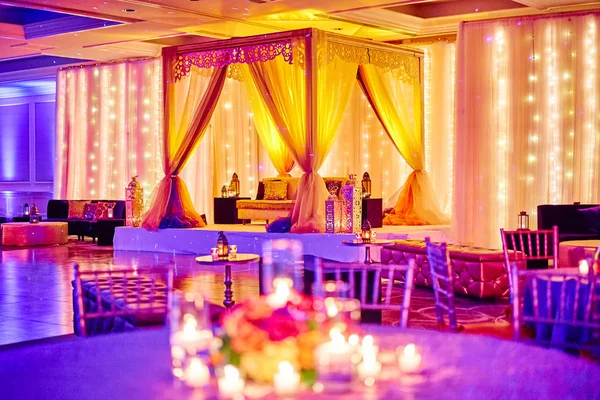 Miami / ABD - 27 Mayıs 2015: Hint düğün Mehndi (kına) gece, Arch el boya için