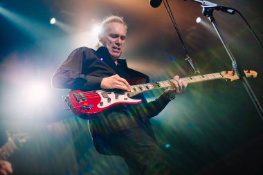 Bangkok, Tayland - 16 Ekim 2009: Billy Sheehan solo bas sırasında Mr.Big Live Bangkok - Reunion, Eric Martin (vokal), Paul Gilbert (gitar), Billy Sheehan (bas) ve Pat Torpey (davul)