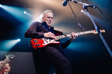 Bangkok, Tayland - 16 Ekim 2009: Billy Sheehan solo bas sırasında Mr.Big Live Bangkok - Reunion, Eric Martin (vokal), Paul Gilbert (gitar), Billy Sheehan (bas) ve Pat Torpey (davul)