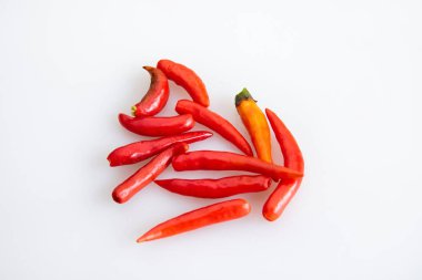 Grup kırmızı biber biber kök beyaz arka planda - üstten görünüm, olmadan kapandı