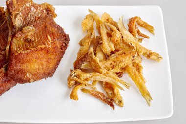 Tilapia balık kızarmış ve beyaz yem balık kızarmış - yakın, üstten görünüm