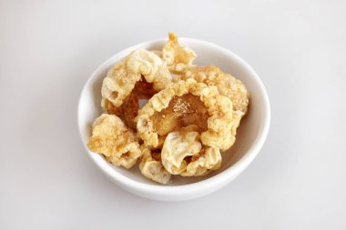 Küçük kase, beyaz arka plan - üstten görünüm, gevrek domuz deride (domuzderisi) yakın, izole