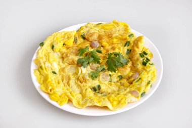 Omlet, bitki maydanoz, sağlıklı beslenme, beyaz arka plan - üstten görünüm basit madde ile Tay yerel gıda