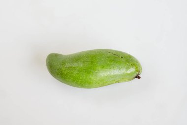 Ham taze yeşil mango beyaz arka planda - izole, grup, kapalı ana sayfa görünümü