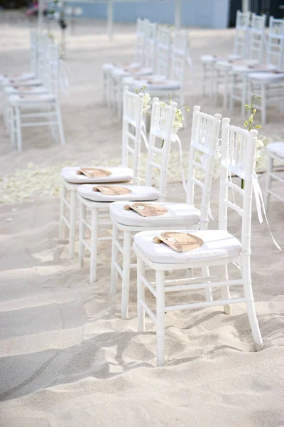Банкетный Стул Белого Дерева Chiavari Свадебной Линии Пляже Вентилятор Сувенир — стоковое фото
