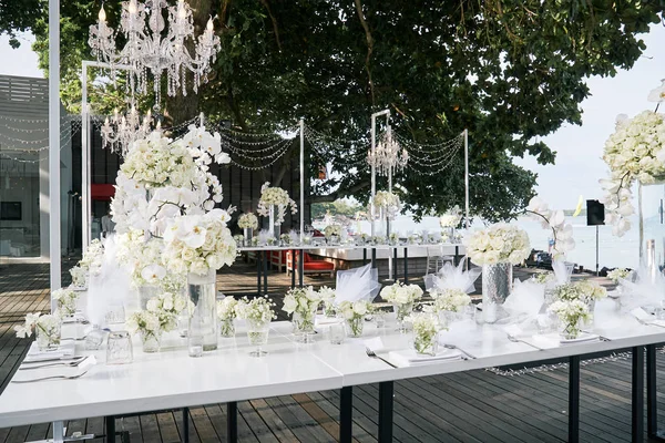 Local Casamento Para Mesa Jantar Recepção Decorada Com Orquídeas Brancas — Fotografia de Stock