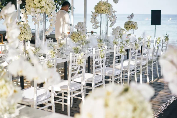 Local Casamento Para Mesa Jantar Recepção Decorada Com Orquídeas Brancas — Fotografia de Stock