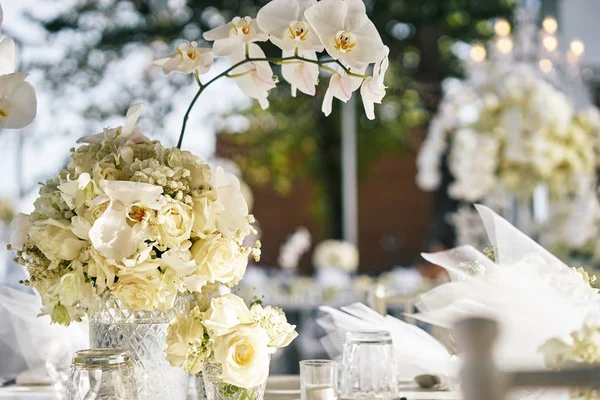 Local Casamento Para Mesa Jantar Recepção Decorada Com Orquídeas Brancas — Fotografia de Stock