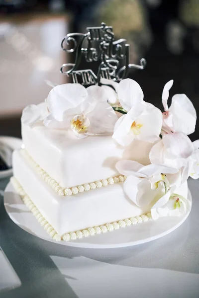 Bolo Casamento Branco Camadas Decorado Com Orquídeas Brancas Com Texto — Fotografia de Stock