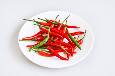 Grup kırmızı biber biber olmadan kök beyaz arka planda - Üstten Görünüm