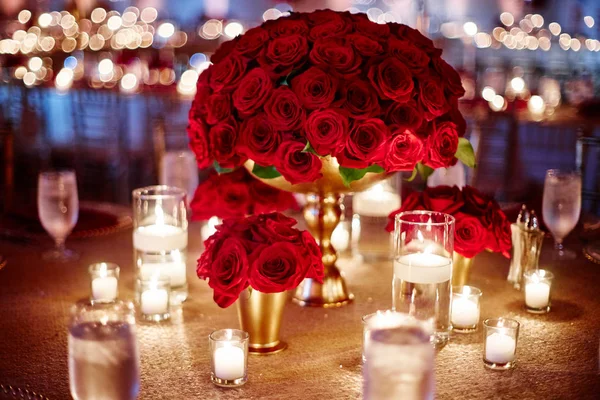 Decoração de mesa de jantar de casamento com um monte de rosas vermelhas e luz de vela — Fotografia de Stock