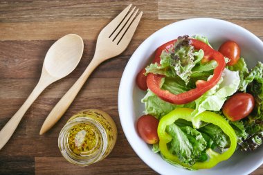 Taze sebze karışık salata, domates, sos, closeup ile tatlı biber