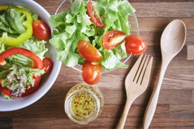 Domates ve tatlı biber Sos, closeup ile karışık salata