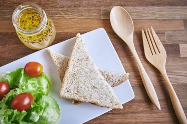 Bir temiz Kahvaltı, salata sosu domates ve biber ekmek bir çift ile