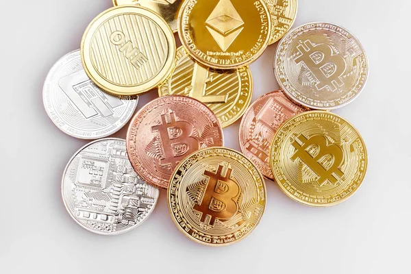 Crypto-monnaie physique, Bitcoin, Ethereum, Litecoin, tableau de bord sur fond blanc — Photo