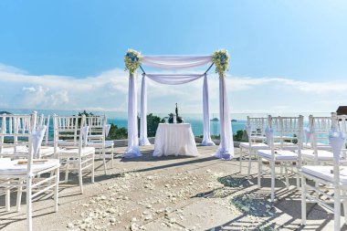 Mekan ayarı düğün, kemer ve sunak dekore gül, çiçek, okyanus arka plan