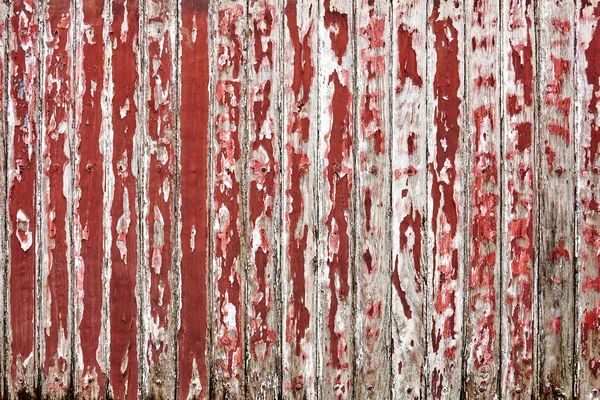 Vecchia parete di legno dipinta con peeling di colore rosso scuro rivelato struttura rustica — Foto Stock