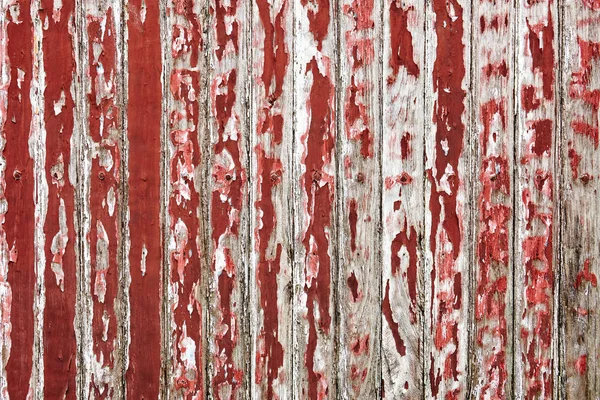 Alte hölzerne Wand mit dunkelrotem Farbpeeling bemalt offenbarte rustikale Textur — Stockfoto