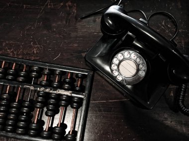 Antika telefon ve abaküs ahşap tablo