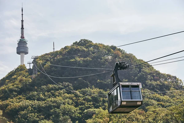 Teleférico de la Torre de Seúl con fondo de montaña en el soleado — Foto de Stock