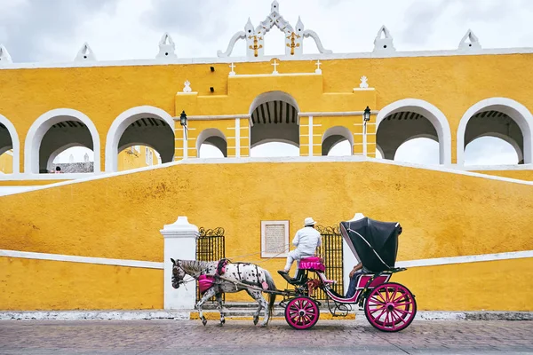 Paard en wagen in de gele stad van Izamal — Stockfoto