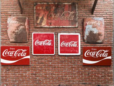 Çeşitli bir tür vintage Coca Cola metal tuğla duvara işaretleri
