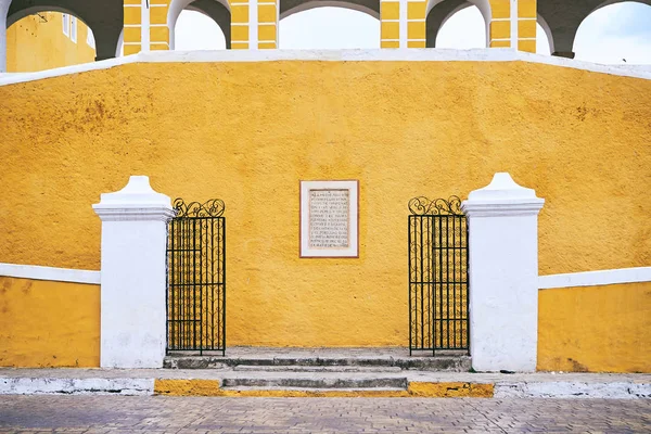Izamal, Yucatan, Meksika'nın sarı şehirde kilisenin cephe — Stok fotoğraf