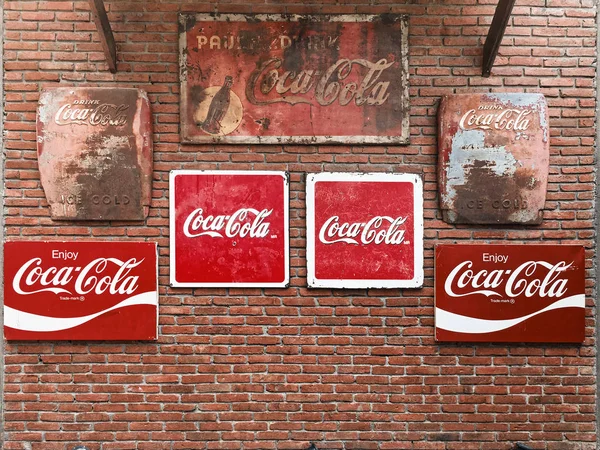 Varios tipos de letreros de metal vintage de Coca Cola en la pared de ladrillo — Foto de Stock