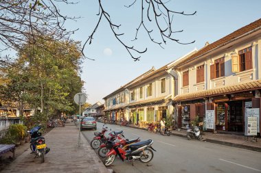 Luang Phrabang / Laos - 28 Ocak 2010: Luang Phrabang eski bina Bisiklet ve günbatımı sırasında sokakta otopark ile