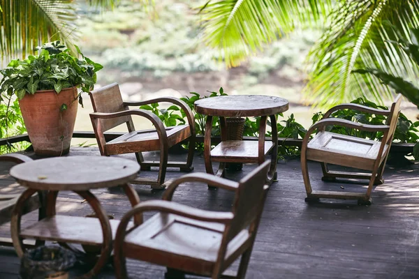 Πρωινό και καφέ τραπέζι για δύο στο εστιατόριο δίπλα στον ποταμό Μεκόνγκ — Φωτογραφία Αρχείου