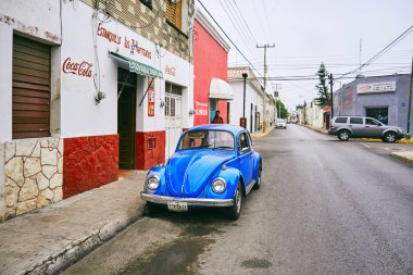 Merida / Yucatan, Meksika - 1 Haziran 2015: eski model mavi araba usee, Yucatan, Meksika içinde bina eski kırmızı infront otopark