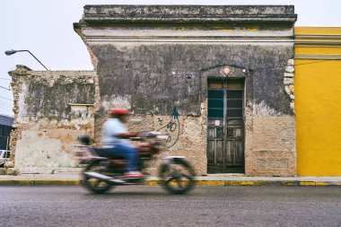 Merida / Yucatan, Meksika - 1 Haziran 2015: bulanık eski şehrin usee, Yucatan, Meksika için binanın infront hareket Bisiklet
