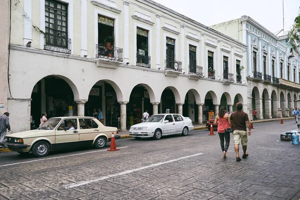 Mérida / Yucatán, México - 31 de mayo de 2015: Personas caminando, Aparcamiento en el centro de la ciudad de Mérida, México — Foto de Stock