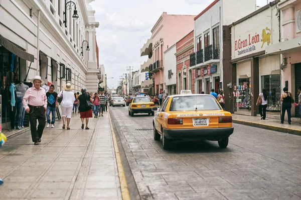 Merida / Yucatan, Meksika - 31 Mayıs 2015: Merida, Yucatan, Meksika City'de sokakta sarı taksi — Stok fotoğraf