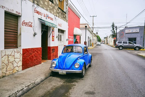 Merida / Yucatan, Meksika - 1 Haziran 2015: eski model mavi araba usee, Yucatan, Meksika içinde bina eski kırmızı infront otopark — Stok fotoğraf