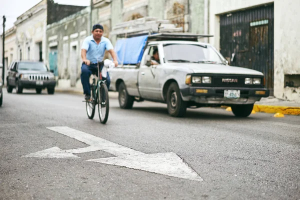Merida / Yucatan, Meksika - 1 Haziran 2015: odak ok işareti sokakta Bisiklet ve araba bulanık şehrin usee, Yucatan, Meksika'nın arka planda kişini ile — Stok fotoğraf