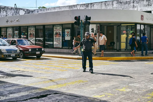 Merida / Yucatan, Meksika - 2 Haziran 2015: trafik polisi usee, Yucatan, Meksika şehir merkezi alanında çalışan — Stok fotoğraf