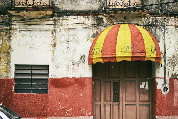 Merida / Yucatan, Meksika - 1 Haziran 2015: kırmızı ve sarı renk mount usee, Yucatan, Meksika için bina kapısında ile eski tente — Stok fotoğraf
