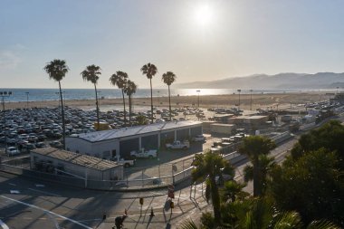 Los Angeles/California, Amerika Birleşik Devletleri - 21 Mayıs 2015: Santa Monica plaj görünümü rıhtımdan günbatımı sırasında