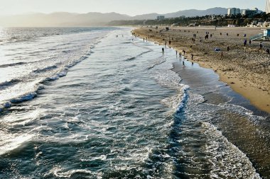 Santa Monica plaj manzarası gün batımı sırasında iskelesinden
